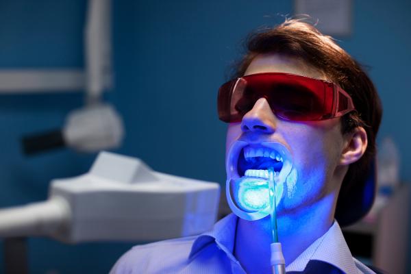 Quais tipos de clareamento dental existem? - O que é o clareamento dental?