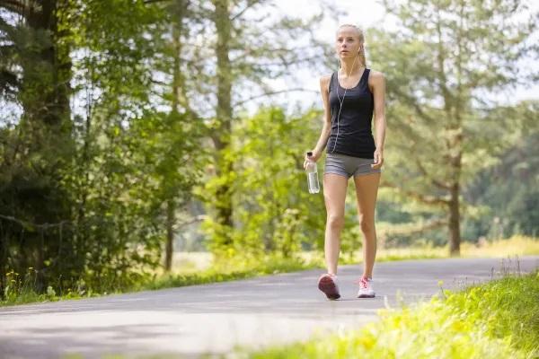 Tenho dor ciática e não consigo andar: o que fazer? - Contraia os músculos abdominais ao caminhar
