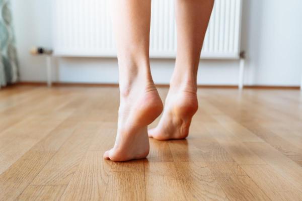 Exercícios para fascite plantar - Andar na ponta dos pés