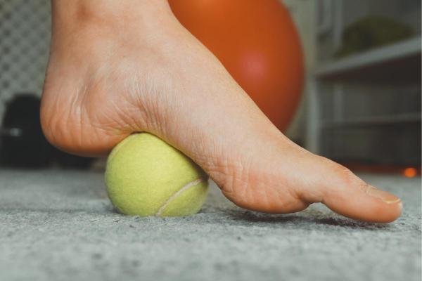 Exercícios para fascite plantar - Massagem com bola