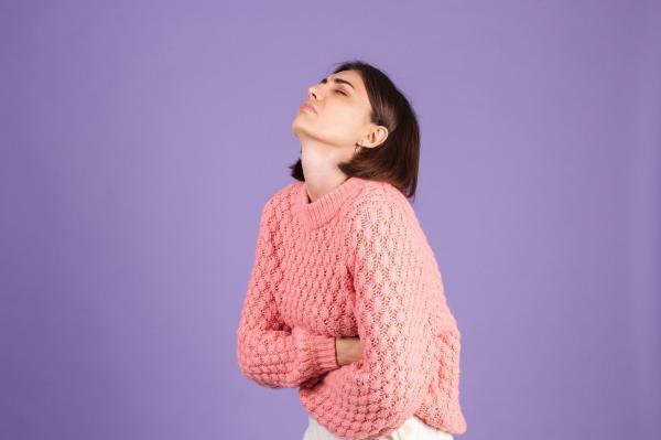 Dor abdominal e sangramento pelo ânus: causas e tratamento
