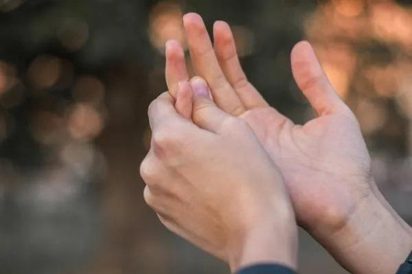 Unhas quebradiças: causas e tratamento - Trauma ou golpe direto
