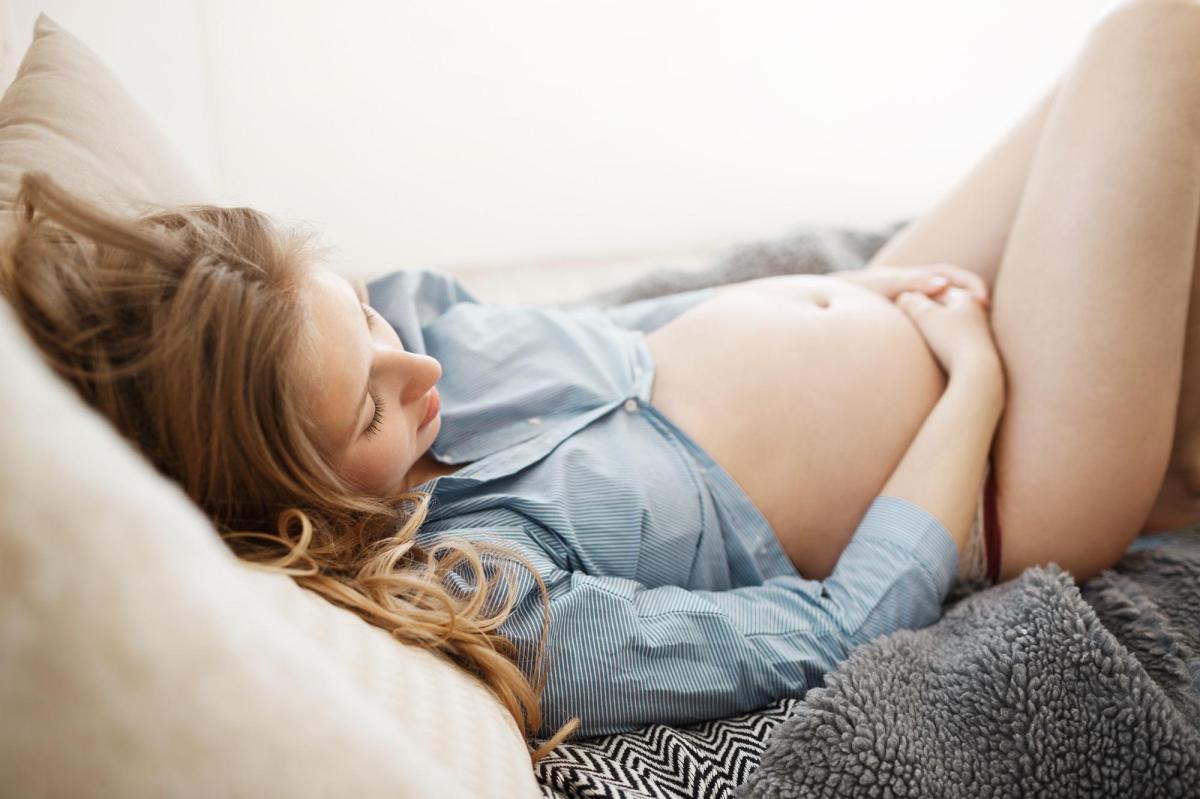 Minha barriga pulsa quando estou deitada: causas e tratamento