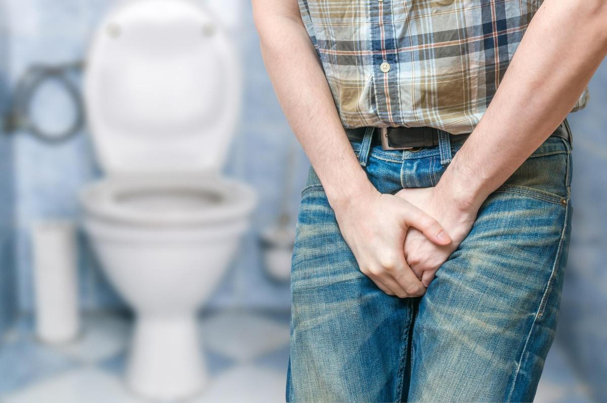 Bebo pouca água e URINO MUITO, é normal? - 8 CAUSAS