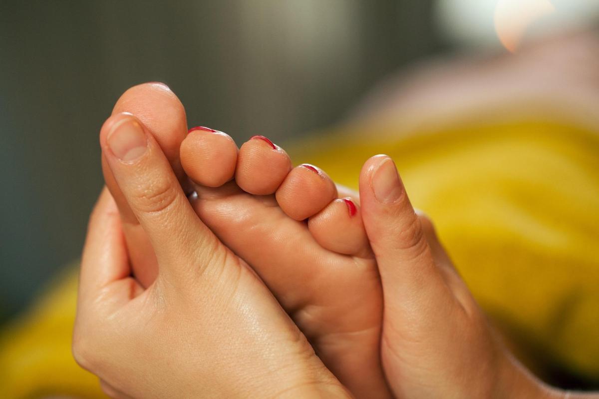 Dedo mindinho do pé vermelho e inchado: causas e tratamento