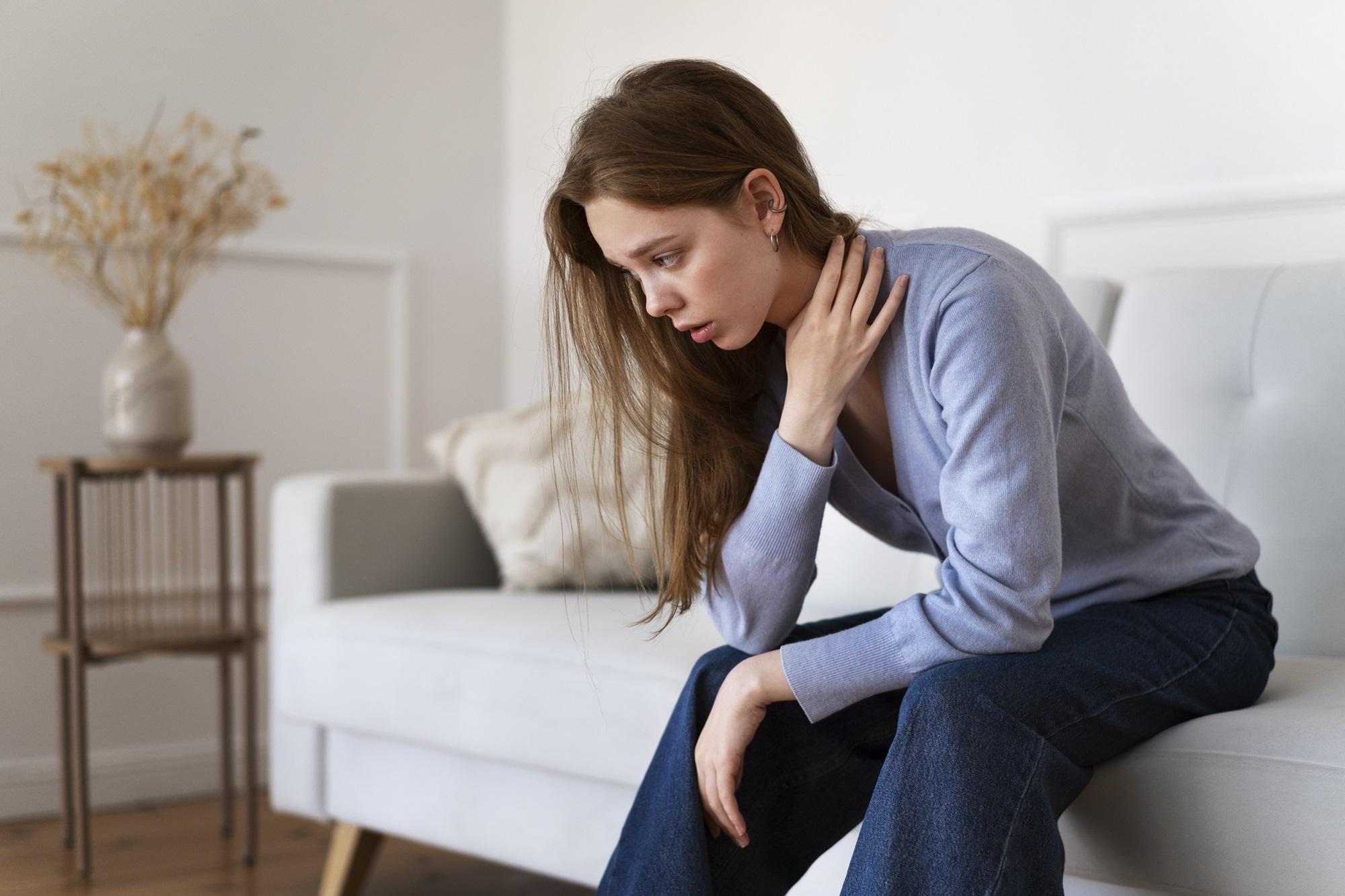 Sinto meu corpo quente, mas não tenho febre: causas e tratamento