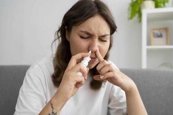 Feridas dentro do nariz: causas e como curá-las - Uso contínuo de medicamentos nasais