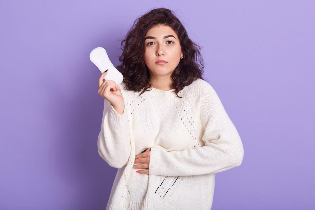 Por que minha menstruação veio pouca e escura?