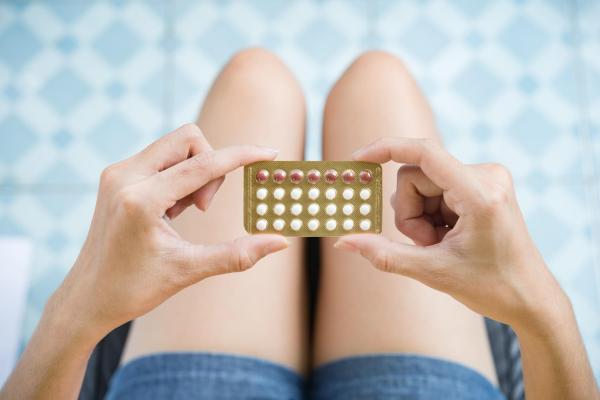 Por que minha menstruação veio pouca e escura? - Uso de contraceptivos