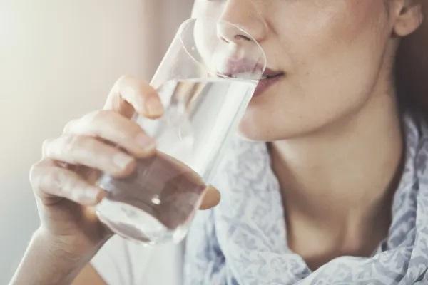 Fezes escuras e moles: causas e tratamento - Desidratação