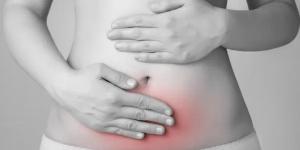 Fezes escuras e moles: causas e tratamento