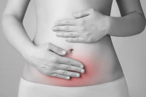 Fezes escuras e moles: causas e tratamento