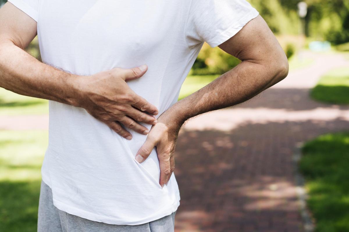 Dor sob as costelas e nas costas: Causas e tratamento
