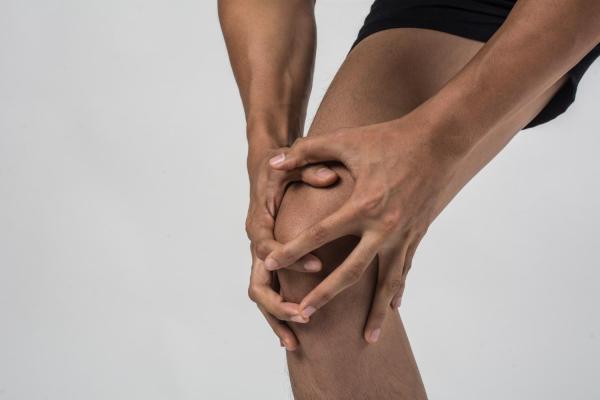 Dores nas pernas após sentar pode ser o quê? - 3. Problemas articulares
