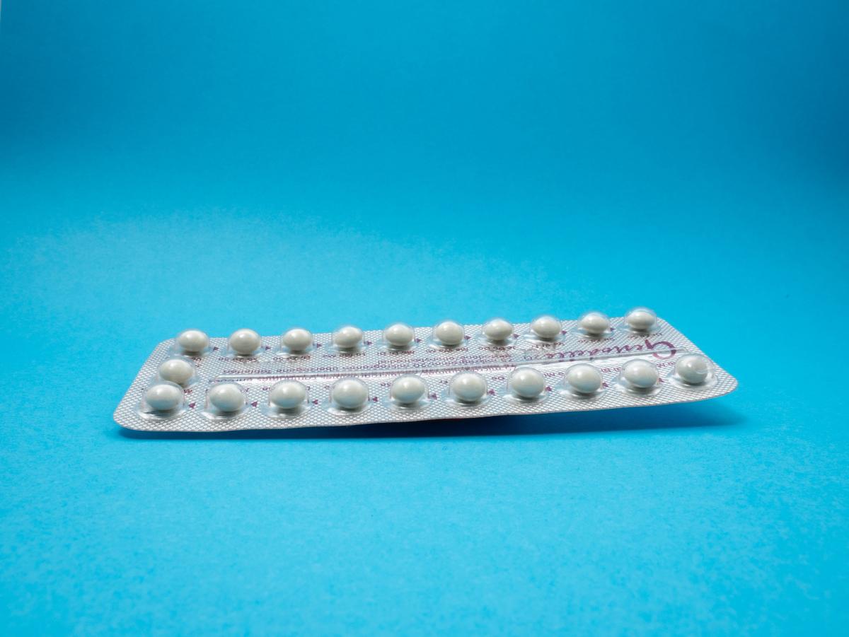 Menstruação atrasada tomando anticoncepcional, é normal?