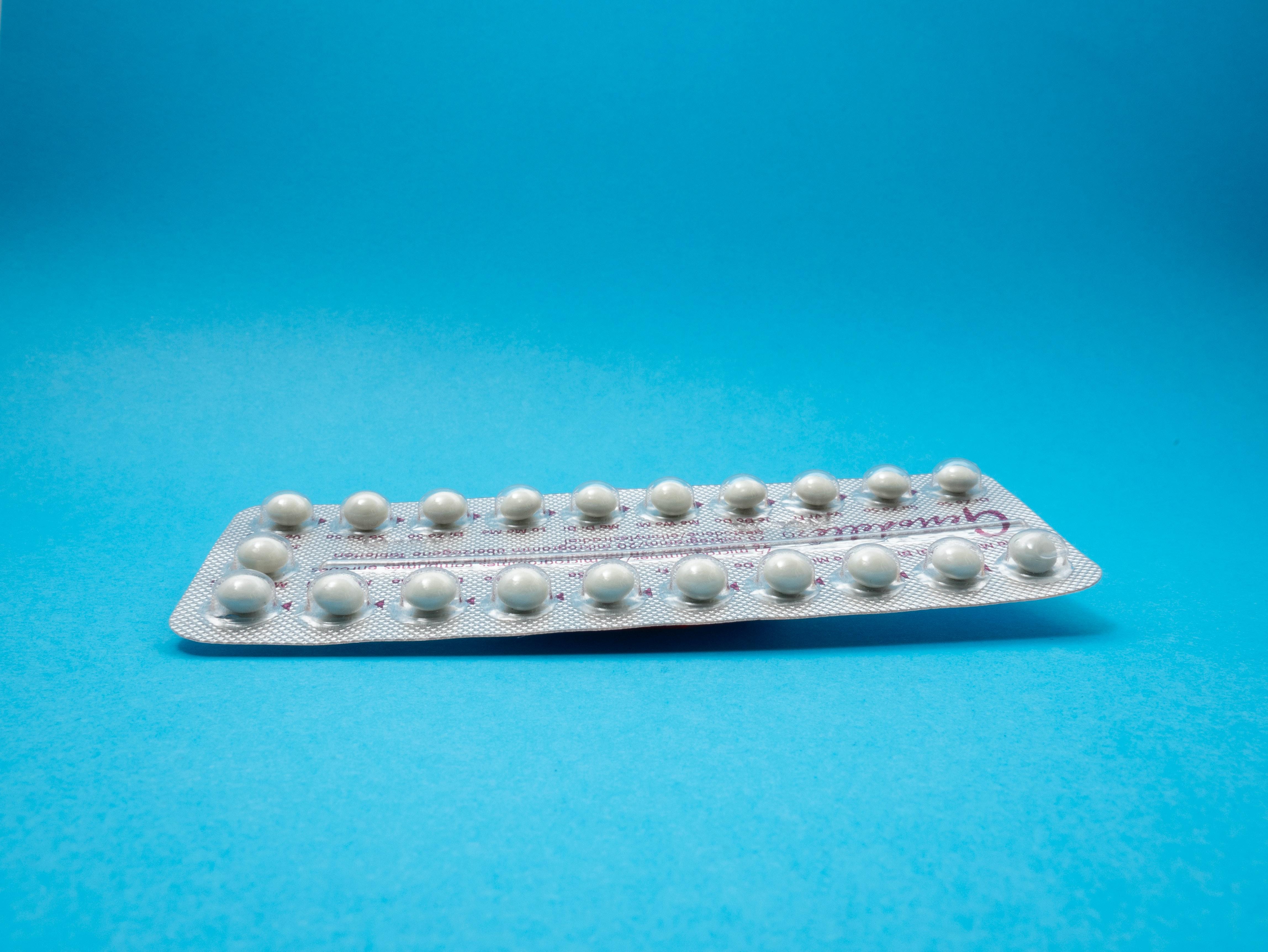 Menstruação atrasada tomando anticoncepcional, é normal?