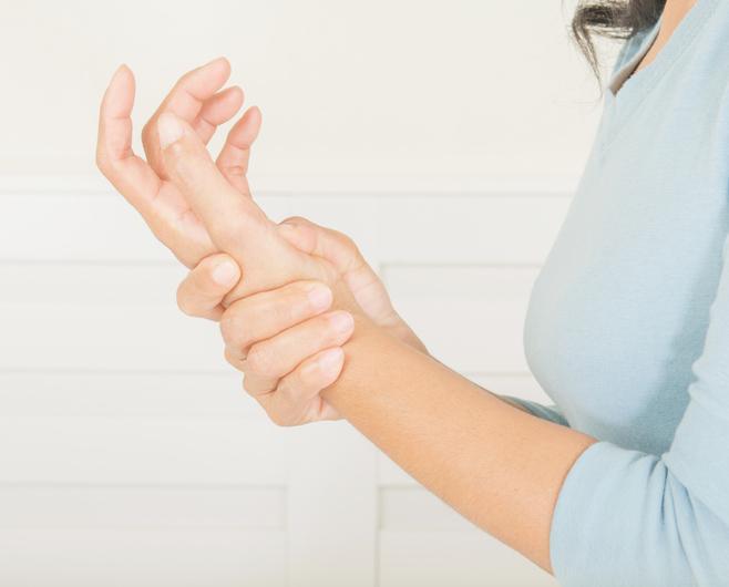 Suas mãos ficam DORMENTES à noite? Causas e Soluções