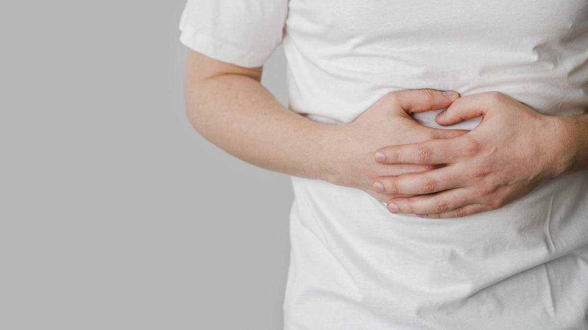 Caroço entre as costelas e o estômago: causas e tratamento