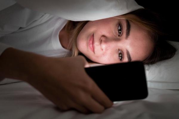 Acordar no meio da noite e perder o sono: por que acontece? - Uso excessivo de dispositivos com telas antes de dormir