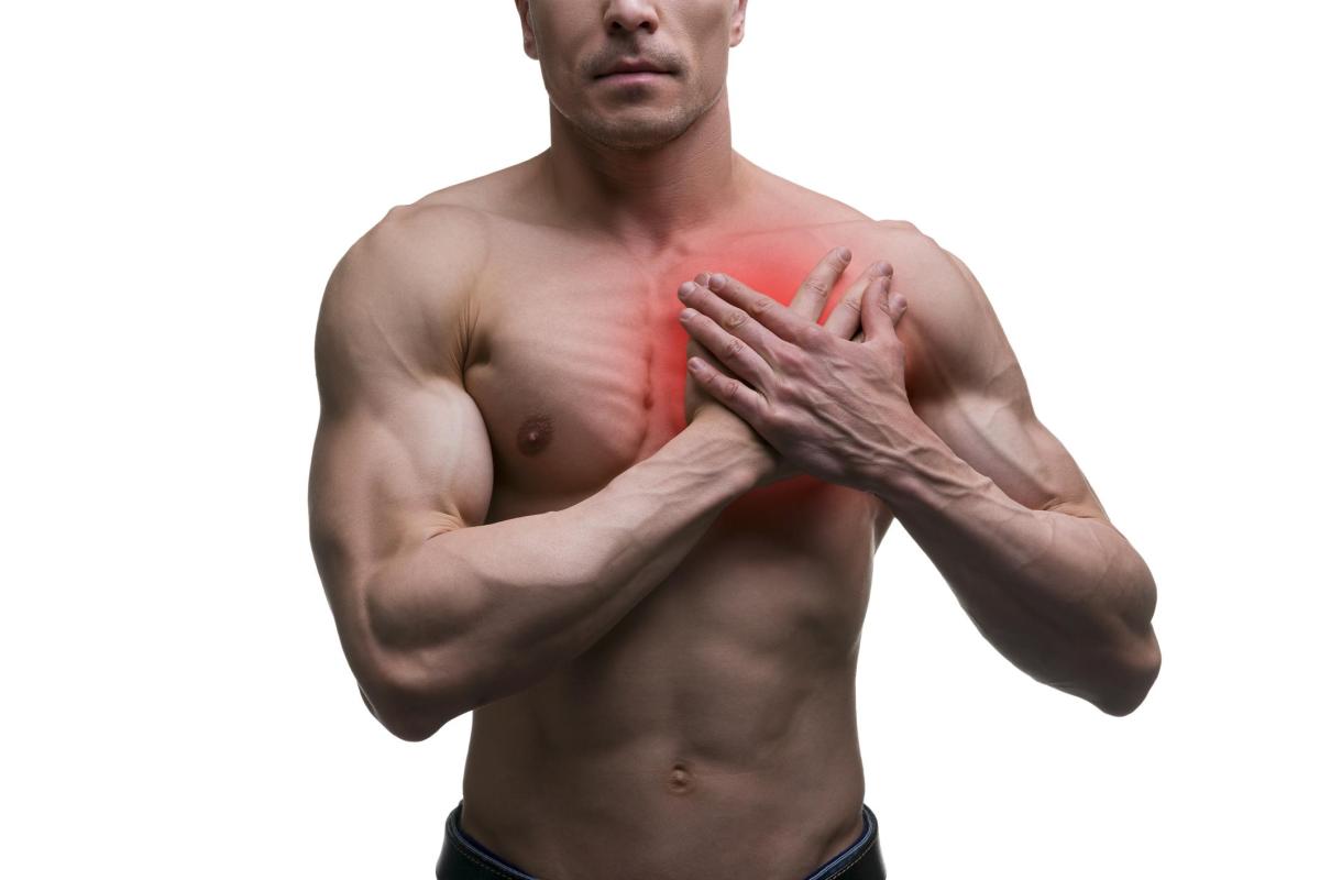 Rompimento muscular do peito: sintomas e tratamento