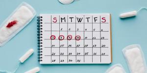 Até quantos dias a menstruação pode atrasar por infecção?