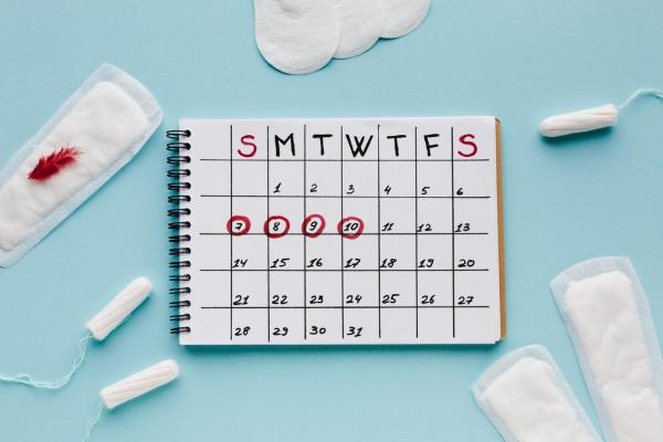 Até quantos dias a menstruação pode atrasar por infecção?
